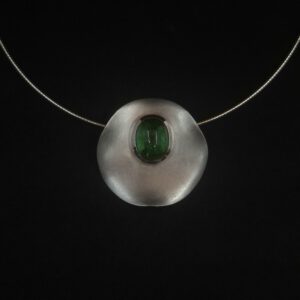 Handgefertigter Silberanhänger aus einer Scheibe mit ovalem Turmalin