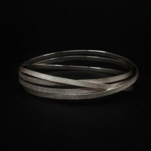 Handgefertigter Silberarmreif aus mehrfachen Wicklungen