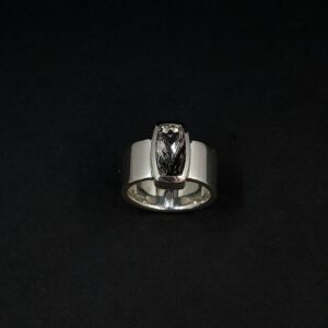 Breiter, handgefertigter Silberring mit Turmalinquarz