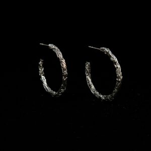 Handgefertigte Silbercreolen die an Wurzeln erinnern