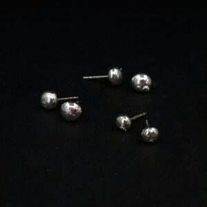 Drei Paar handgefertigter Silberohrstecker