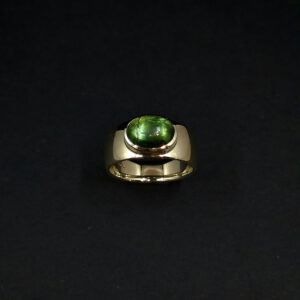 Handgefertigter, breiter Goldring mit grünem Turmalin Cabochon