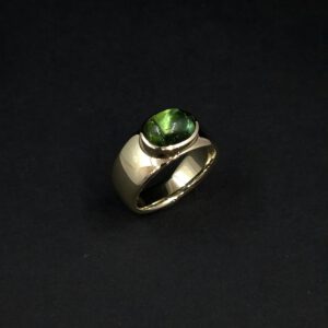 Handgefertigter, breiter Goldring mit grünem Turmalin Cabochon