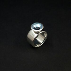 Handgefertigter, breiter Silberring mit blauem Topas Cabochon