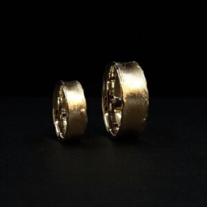 Handgefertigte Trauringe aus Gold mit jeweils einem farbigen Brillant