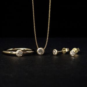 Handgefertigtes Schmuckset mit Ring, Kette, Ohrringen aus Gold mit Brillanten