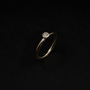 Handgefertigter Goldring mit Brillant