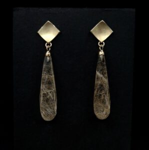 Handgefertigte, elegante Goldohrringe mit rutilierten Quarzenpampeln