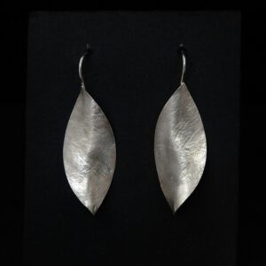 Handgefertigte Silberohrringe in Blattform