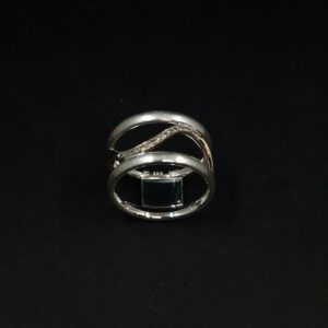 Handgearbeiteter, eleganter Ring aus Silber und Gold in geschwungenem Design mit Brillanten ausgefasst.