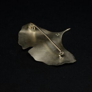 Handgearbeitete Goldbrosche in Form eines Ginkgo-Blattes.