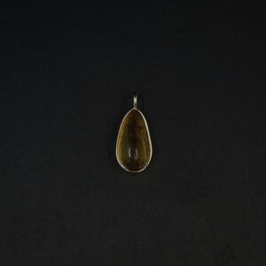 Handgearbeiteter Goldanhänger mit tropfenförmigem Bernstein, der Haare einer verstorbenen Katze einschließt.