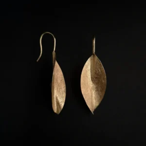 Handgefertigte Goldohrringe in Blattform