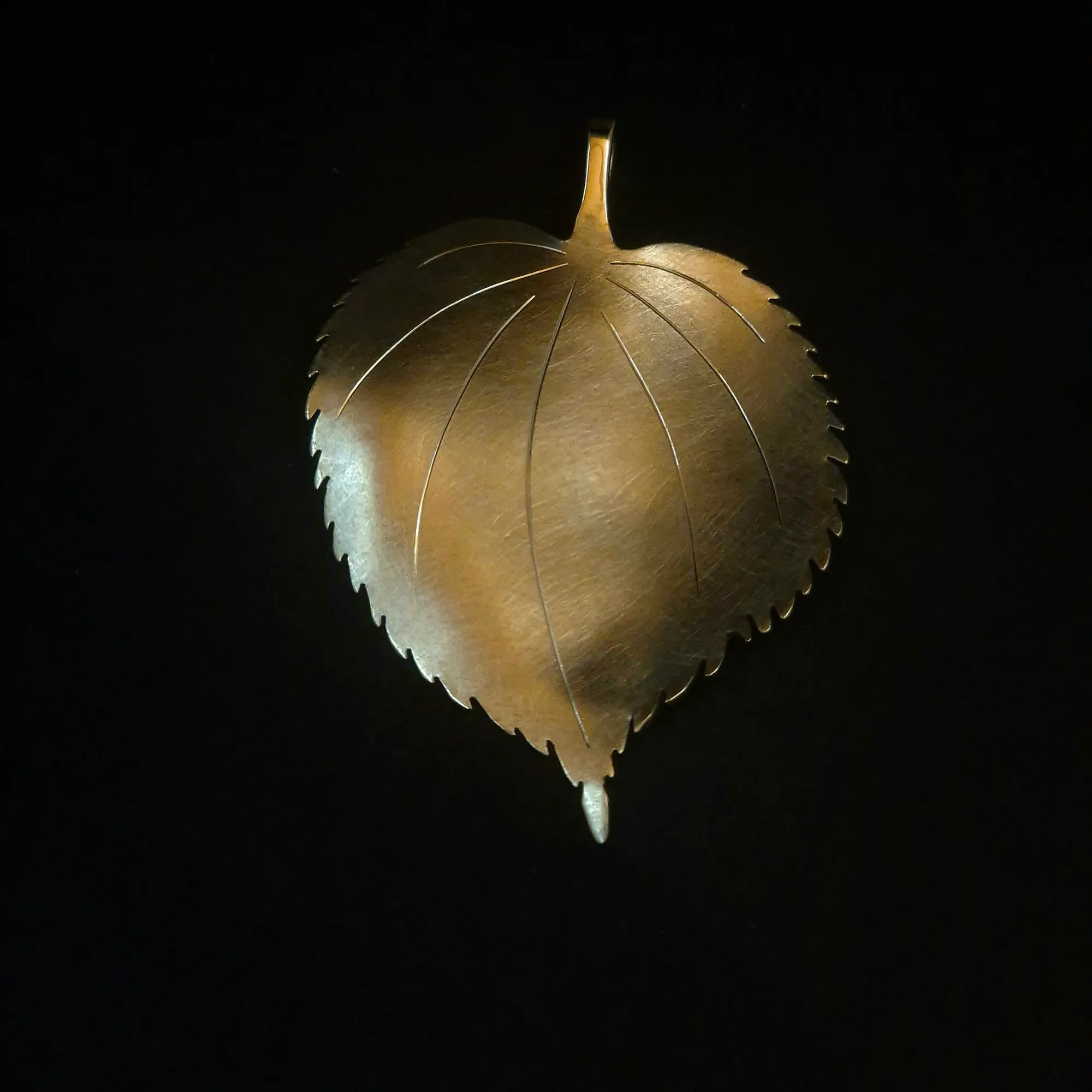 Handgefertigter Goldhänger in Form eines Linden-Blattes