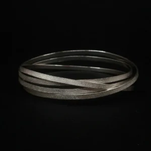 Handgefertigter Silberarmreif aus mehrfachen Wicklungen