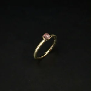 Handgefertigter schmaler Goldring mit Hammerschlag und rosa Turmalin Cabochon