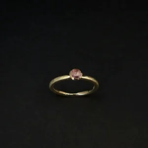 Handgefertigter schmaler Goldring mit Hammerschlag und rosa Turmalin Cabochon
