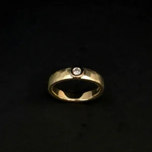 Handgefertigter Goldring mit Hammerschlag und größerem Brillanten