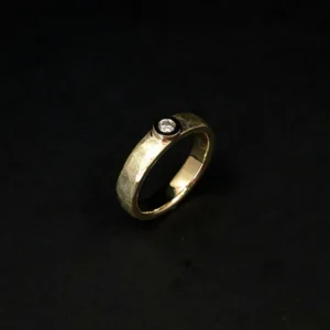 Handgefertigter Goldring mit Hammerschlag und größerem Brillanten