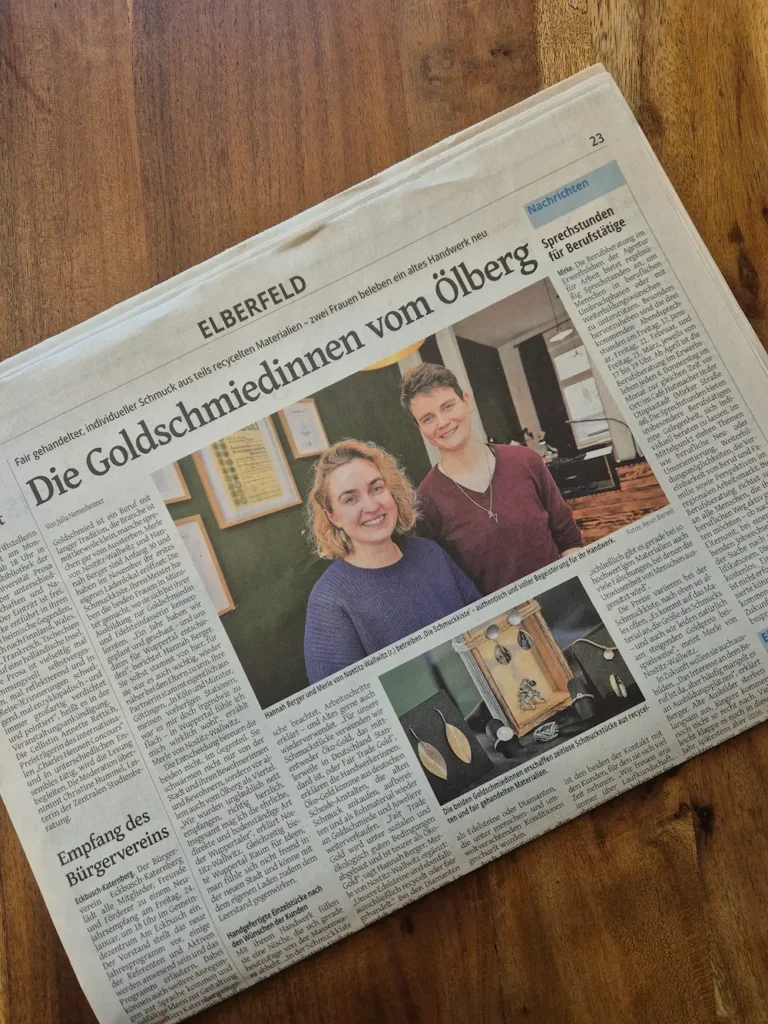 Eine Ausgabe der Westdeutschenzeitung, gefalltet, so dass die obere Hälfte von Seite 23 zu sehen ist, mit dem Artikel "Die Goldschmiedinnen vom Ölberg"